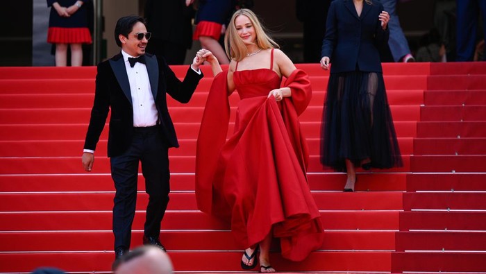 Jennifer Lawrence Pakai Sandal Jepit di Cannes Film Festival! Elegan Tapi Dianggap Melanggar Aturan Berbusana?