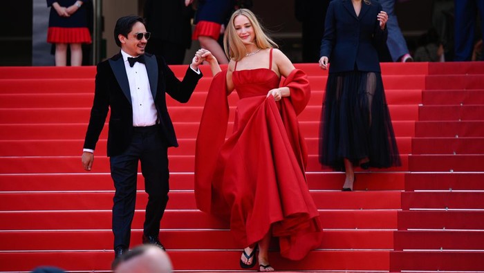 img-title Jennifer Lawrence Pakai Sandal Jepit di Cannes Film Festival! Elegan Tapi Dianggap Melanggar Aturan Berbusana?