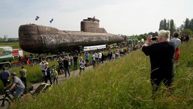 FOTO: Langkah 'Gontai' Kapal Selam Raksasa U17 Menuju Museum Jerman