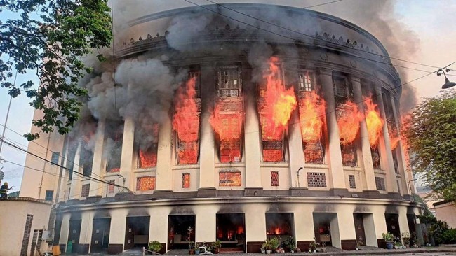 Kantor pos tua dan bersejarah, Manila Central Post Office, di ibu kota Manila hangus dilalap api. Dokumen dan koleksi diperkirakan hancur terbakar.