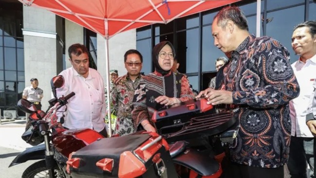 Kementerian Sosial bersama Institut Teknologi Telkom Surabaya (ITTS) mengembangkan sepeda motor listrik untuk dikirim ke Papua.