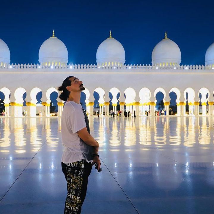 <p>Kevin Scott Richardson anggota Backstreet Boys masih mencuri perhatian para penggemarnya, Bunda. Beberapa waktu yang lalu, pria kelahiran 51 tahun silam ini membagikan momen saat mengunjungi masjid di Dubai. (Foto: Instagram @kevinscottrichardson)<br /><br /><br /></p>