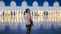 <p>Kevin Scott Richardson anggota Backstreet Boys masih mencuri perhatian para penggemarnya, Bunda. Beberapa waktu yang lalu, pria kelahiran 51 tahun silam ini membagikan momen saat mengunjungi masjid di Dubai. (Foto: Instagram @kevinscottrichardson)<br /><br /><br /></p>
