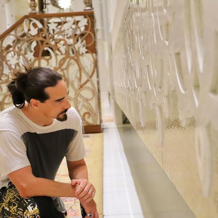<p>Dalam unggahan tersebut, suami Kristin Richardson ini datang ke Masjid Agung Sheikh Zayed. "Terima kasih Masjid Agung Sheikh Zayed, Abu Dhabi," ujarnya. (Foto: Instagram @kevinscottrichardson)<br /><br /><br /></p>
