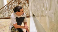 <p>Dalam unggahan tersebut, suami Kristin Richardson ini datang ke Masjid Agung Sheikh Zayed. "Terima kasih Masjid Agung Sheikh Zayed, Abu Dhabi," ujarnya. (Foto: Instagram @kevinscottrichardson)<br /><br /><br /></p>