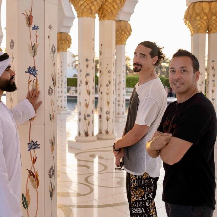 <p>Enggak hanya kagum, Kevin bahkan menyebut masjid tersebut menjadi salah satu tempat terindah yang pernah ia lihat. "Salah satu tempat terindah yang pernah saya lihat". (Foto: Instagram @kevinscottrichardson)<br /><br /><br /></p>