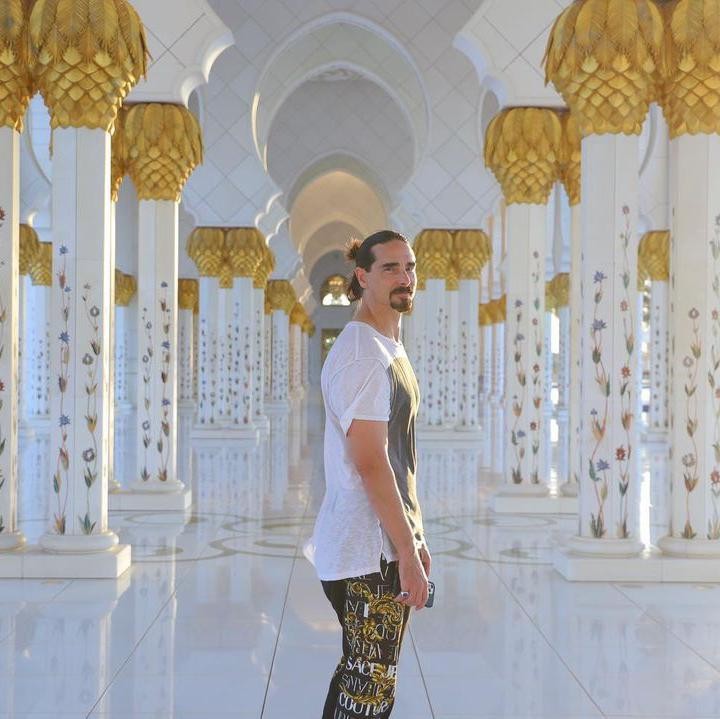 <p>Unggahan ini juga menuai banyak reaksi dari netizen, Bunda. Melalui kolom komentar, banyak yang memberikan pujian pada foto-foto yang Kevin bagikan dan berharap ia bisa menikmati waktu di sana. "<em>You look good, enjoy the time</em>," tutur akun @mae****. (Foto: Instagram @kevinscottrichardson)</p>