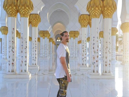 5 Potret Kevin Backstreet Boys Kunjungi Masjid di Dubai, Kagum dengan Keindahannya
