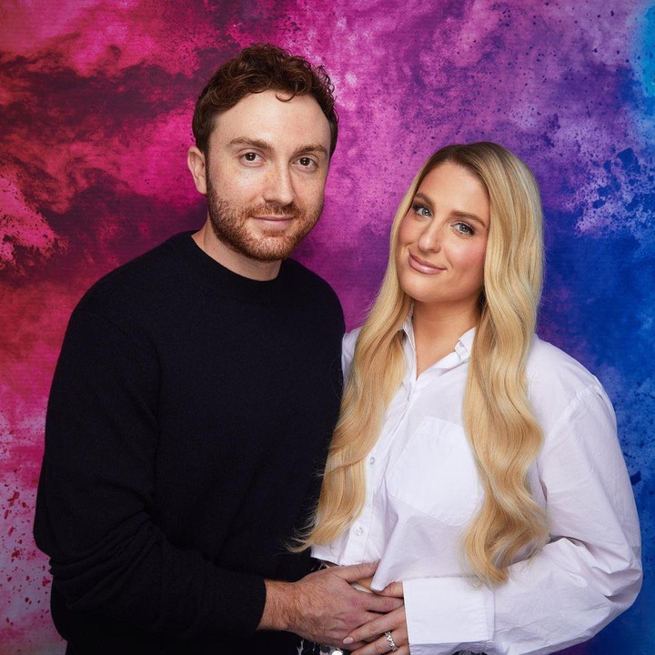 <p>Pada akhir April lalu, Meghan dan sang suami mengumumkan jenis kelamin anak kedua mereka di acara TV The Kelly Clarkson Show. Orang yang pertama menyebutkan jenis kelamin Si Kecil adalah anak pertama Meghan, Riley. Ia berteriak, 'It's a boy?" (Foto: Instagram @meghantrainor)</p>