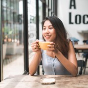 Viral! Ada Lowongan Kerja Cuma untuk Nongkrong Santai di Kafe, Tapi Dapat Gaji Lho!