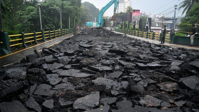 Revitalisasi jembatan Otista Bogor yang tengah berlangsung menjadi polemik karena statusnya sebagai cagar budaya.