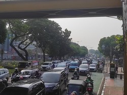 Lalin Kampung Melayu Arah Tebet Macet, Warga: Sudah Biasa di Jam Kerja