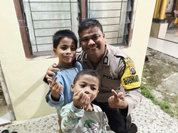 Polisi Rawat dan Urus 5 Anak Janda Nisel yang Ditahan Kejaksaan