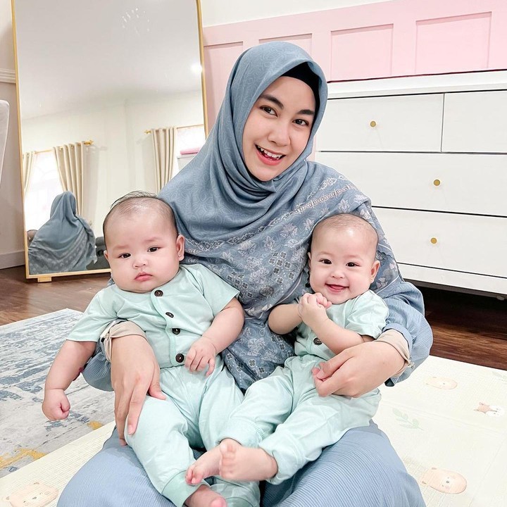 <p>Terlihat Alma dan Alsha selalu dipakaikan pakaian yang sama nih, Bunda. Mulai dari kerudung, bando, hingga piyama. Cantik ya, Bunda! (Foto: Instagram: @anisarahma_12)</p>