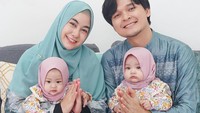 <p>"Masha Allah, Allah adil banget. 1 mirip emaknya 1 mirip bapaknya. Padahal twins," ungkap seorang netizen. "Takarannya adil banget nih 1 emmaknya 1 bapaknya mukanya," tutur yang lainnya. (Foto: Instagram: @anisarahma_12)</p>