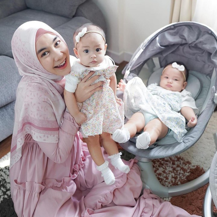 <p>Anisa pun kini tengah menikmati perannya sebagai orang tua. Ia juga kerap membagikan potret kebersamaannya dengan si kembar pada laman Instagram. (Foto: Instagram: @anisarahma_12)</p>