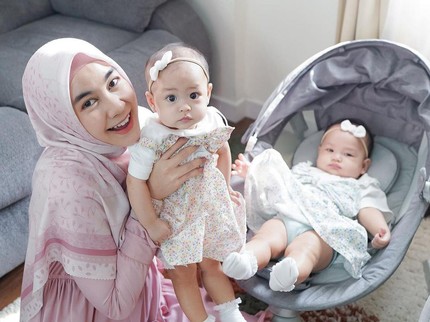 7 Potret Menggemaskan Anak Kembar Anisa Rahma yang Lahir dari Program Bayi Tabung