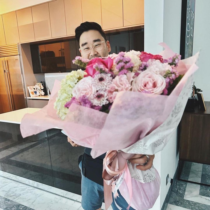 <p>Jesse juga diketahui memiliki sifat yang sangat romantis kepada sang istri nih, Bunda. Maudy bahkan sempat mengunggah potret Jesse ketika memberikannya buket bunga yang besar. (Foto: Instagram: @maudyayunda)</p>