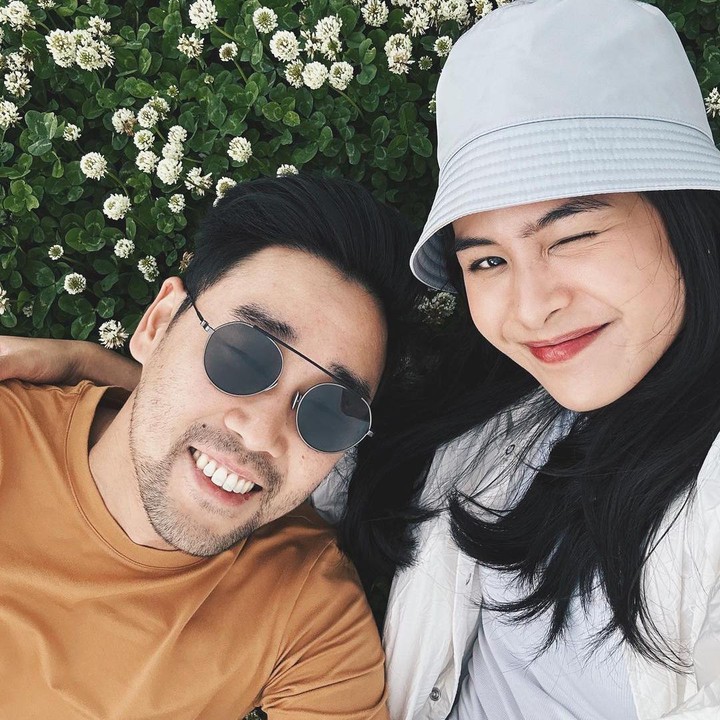 <p>"<em>All the colors and magic you bring. So grateful for every second. Happy anniversary, baby</em>. (Semua warna dan keajaiban yang kamu bawa. Sangat bersyukur setiap detiknya. Selamat hari pernikahan, sayang) @jessechoi_," tulis Maudy Ayunda. (Foto: Instagram: @maudyayunda)</p>