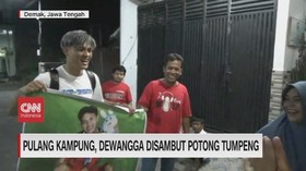 VIDEO: Pulang Kampung, Dewangga Disambut Potong Tumpeng