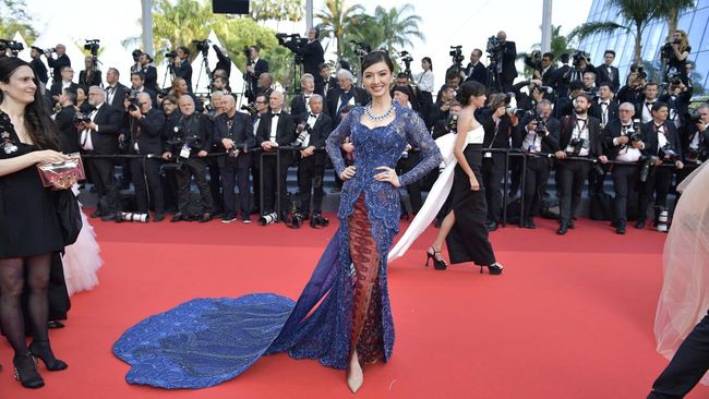 Raline Shah tampil anggun dengan kebaya berwarna biru di karpet merah Cannes Film Festival 2023.