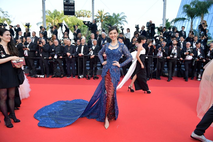 Gaya paling mencuri perhatian tentu saat Raline memakai kebaya biru dan kain batik merah dari Maison Baaz. Terlihat mewah dan elegan dengan sematan perhiasan dari Chopard.Foto: Getty Images/Kristy Sparow