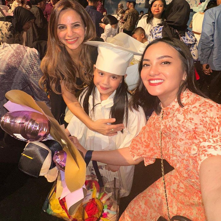<p>Enggak sampai di sana, Ririn juga menyebut Yaya berhasil membuat ia merasa bangga. "Selamat ya nak, doa terbaik selalu buat yaya. <em>We so proud of you</em> nak bangga," katanya. (Foto: Instagram @ririnekawati) <br /><br /><br /></p>