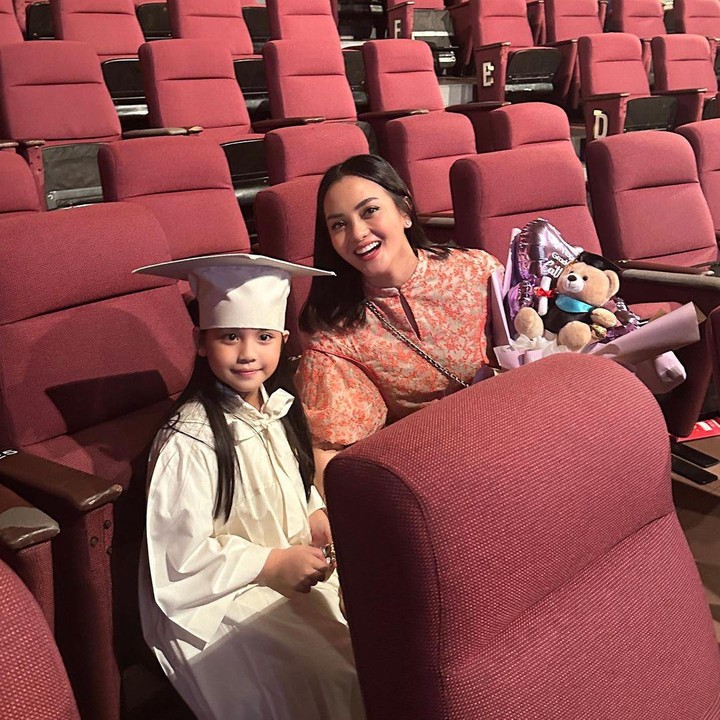<p>Ririn Ekawati sedang berbangga hati nih, Bunda. Putri bungsunya yang bernama Abigail Cattleya Putri baru saja wisuda TK. (Foto: Instagram @ririnekawati)<br /><br /><br /></p>