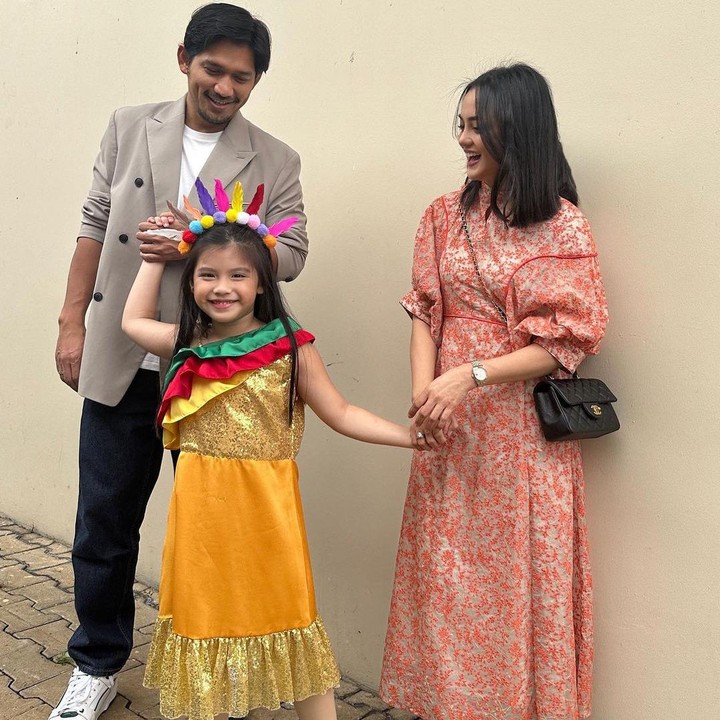 <p>Ririn juga meninggalkan <em>caption</em> berupa ucapan untuk sang putri. Istri Ibnu Jamil ini mengaku amat bahagia dan memberikan doa terbaik untuk Yaya. <em>"Happy graduation</em> anakku sayang @abigail.cattleyaputri. <em>Alhamdulillah</em> mamah senang sekali yaya, kmu bisa mengejar ketinggalanmu," katanya. (Foto: Instagram @ririnekawati)<br /><br /><br /></p>