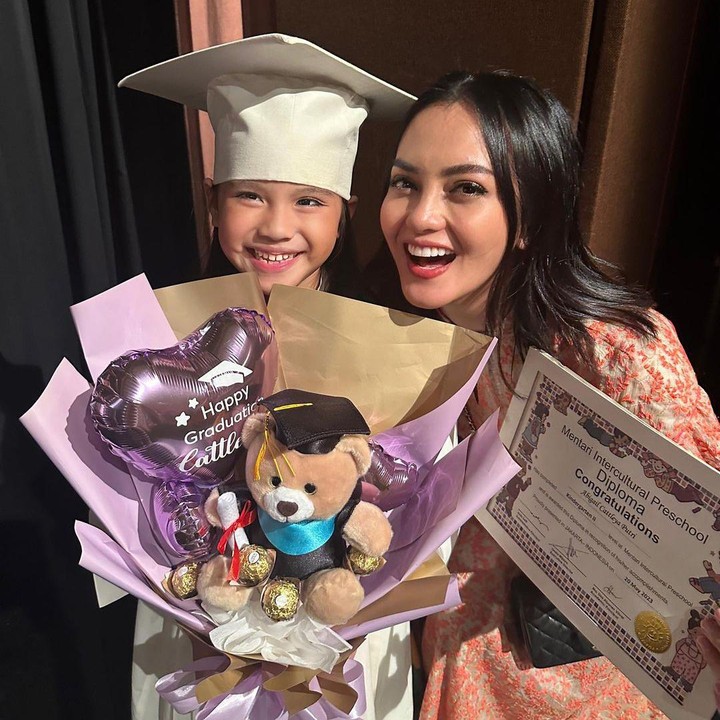 <p>Selamat wisuda TK untuk Yaya. Kita doakan, semoga Yaya tumbuh menjadi anak yang sehat, periang, pintar, dan terus membanggakan keluarganya, ya. (Foto: Instagram @ririnekawati)</p>