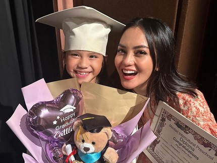 5 Potret Graduation TK Anak Bungsu Ririn Ekawati, Bikin Bangga dan Terharu Bun