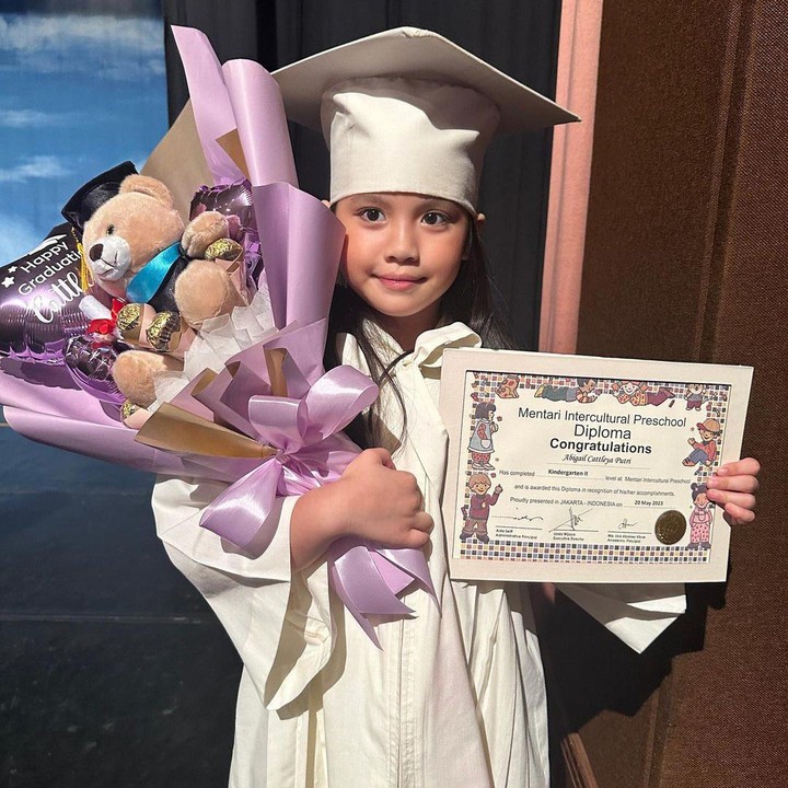 <p>Melalui akun Instagram pribadi, Ririn menunjukkan penampilan sang putri dengan jubah wisuda serba putihnya. Gadis yang akrab disapa Yaya ini tampak menggemaskan, Bunda. (Foto: Instagram @ririnekawati)<br /><br /><br /></p>