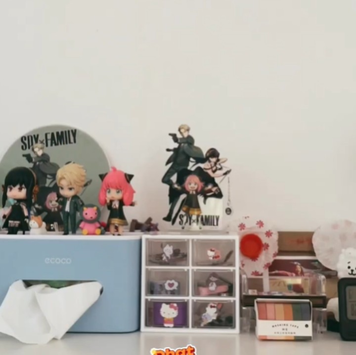 <p>Kamar anak Dhatu dan Tria juga dihiasi dengan berbagai pernak-pernik kartun Jepang yang menggemaskan. Meski begitu, meja belajarnya tetap terlihat rapi ya, Bunda? (Foto: Instagram @dhaturembulan)</p>