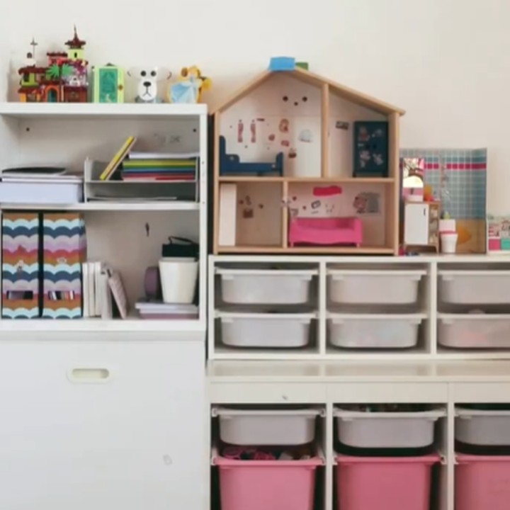 <p>Kamar anak Dhatu dan Tria juga tak kalah <em>aesthetic</em>, lho. Dhatu memilih perabotan yang cantik. Ia juga mampu menjaga ruang anak agar tetap rapi, Bunda. (Foto: Instagram @dhaturembulan)</p>