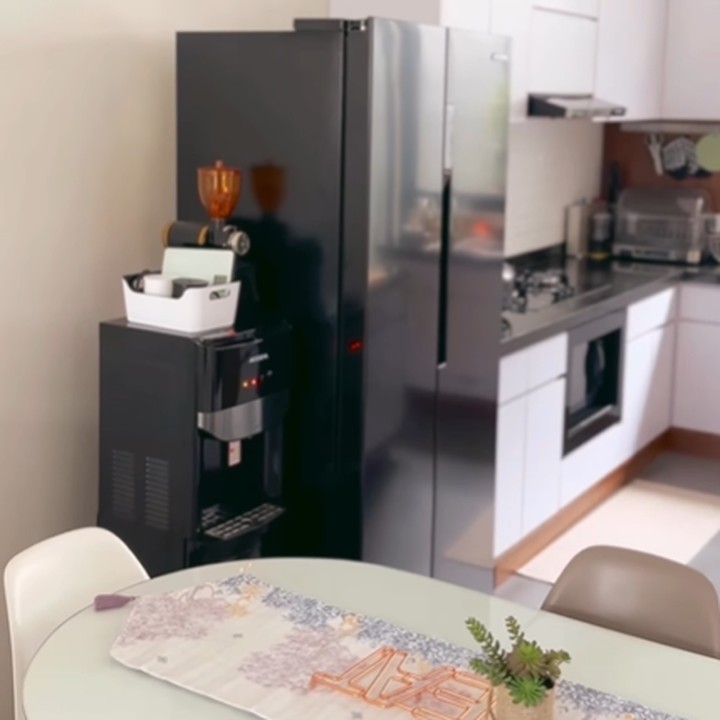 <p>Dapur di rumah Dhatu dan Tria juga diletakkan bersebelahan dengan meja makan. Mereka dan anak-anak dapat berkumpul di sana setiap kali menyantap makanan. (Foto: Instagram @dhaturembulan)</p>