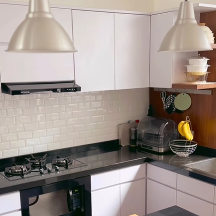 <p>Bagian dapur rumah Dhatu dan Tria juga terlihat sederhana, tetapi tetap dipenuhi dengan alat-alat canggih. Dhatu juga sering membuat konten di berbagai sudut rumahnya. (Foto: Instagram @dhaturembulan)</p>