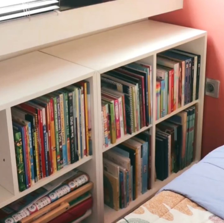 <p>Dhatu tidak lupa melengkapi kamar anak dengan lemari berisi buku-buku bacaan. "Siap-siap Senin anak-anak udah masuk sekolah lagi. Biar nggak keburu mumet, beberes dan nyiapin segala sesuatunya dari sekarang. Semoga semester depan rutinitas kita dimudahkan ya Bu," tulisnya. (Foto: Instagram @dhaturembulan)</p>