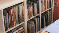 <p>Dhatu tidak lupa melengkapi kamar anak dengan lemari berisi buku-buku bacaan. "Siap-siap Senin anak-anak udah masuk sekolah lagi. Biar nggak keburu mumet, beberes dan nyiapin segala sesuatunya dari sekarang. Semoga semester depan rutinitas kita dimudahkan ya Bu," tulisnya. (Foto: Instagram @dhaturembulan)</p>