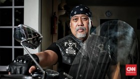 Romantisme Sepanjang Jalan Indro Warkop Bersama Motor Gede