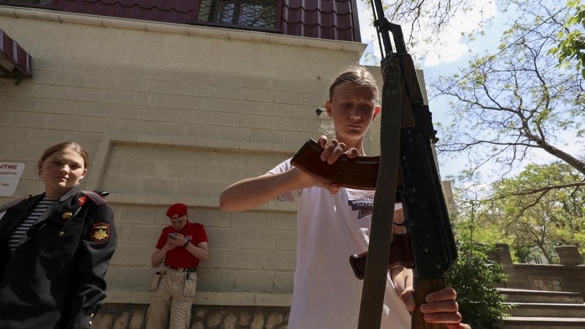 FOTO: Rusia Militerisasi Sekolah di Crimea