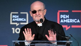 Salman Rushdie Akan Terbitkan Knife, Ungkap Cerita di Balik Penikaman