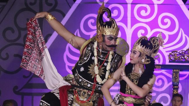 Perjalanan hidup Gatotkaca ini ditampilkan dalam pentas kolosal wayang orang oleh ratusan siswa dari Sekolah Pilar Indonesia, Bogor, Jawa Barat, Indonesia.