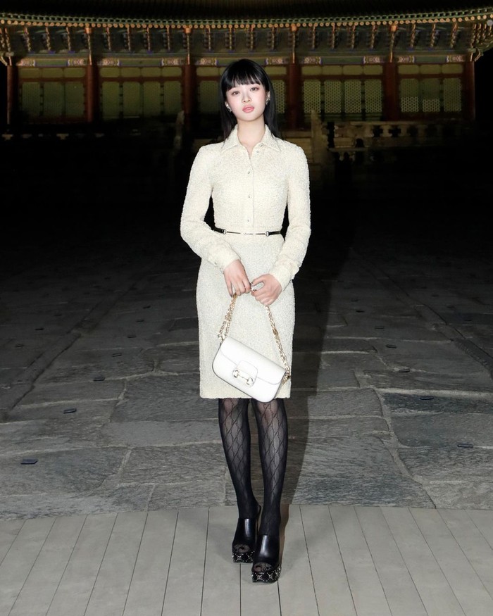 Dress putih yang chic dan klasik jadi pilihan Hanni NewJeans yang juga merupakan Global Brand Ambassador Gucci. Foto: Instagram Gucci
