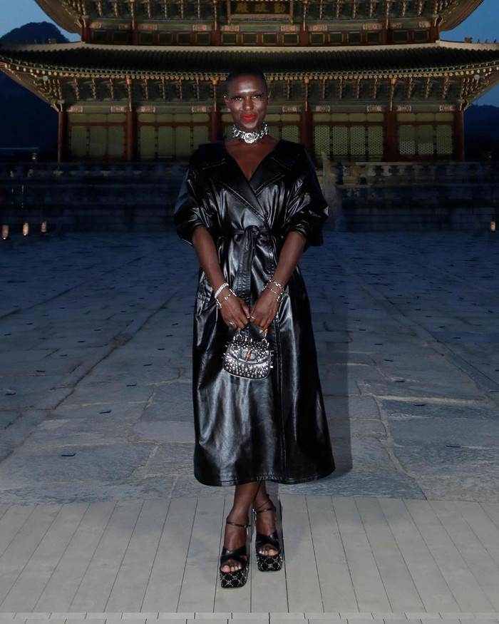 Jodie Turner-Smith selalu tampil bold. Ia menyulap gaun mantel hitam yang simpel jadi lebih edgy dengan dipasangkan bersama choker, platform, dan tas Gucci Bamboo detail spikes. Foto: Instagram Gucci