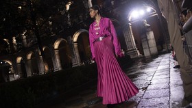 FOTO: Memahami Frida Kahlo Lewat Koleksi Cruise Dior 2024