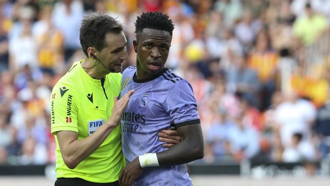 Bintang Real Madrid Vinicius Jr boleh bernapas lega setelah sanksi kartu merah yang diterima saat lawan Valencia resmi dicabut.