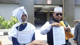 Usai Bersumpah, Tersangka Pencabulan ke Polda Sumsel Berkostum Pocong
