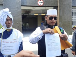 Tersangka Pencabulan Jalan Kaki ke Polda Sumsel Pakai Kostum Pocong