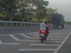 Viral Sejoli Naik Motor Masuk Tol Kebomas Gresik