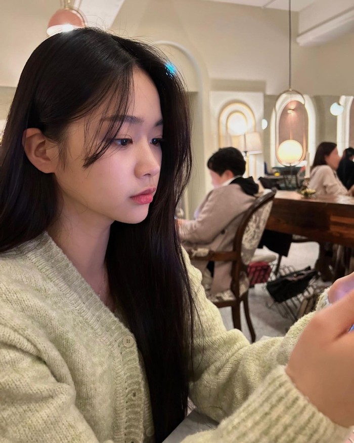 Visual cantik menawan dari aktris yang kini berusia 23 tahun tersebut juga tidak lepas dari sorotan publik, Beauties. Kecantikannya memancarkan aura anggun nan mahal yang digadang akan semakin bersinar di masa mendatang./ Foto: instagram.com/yexobin